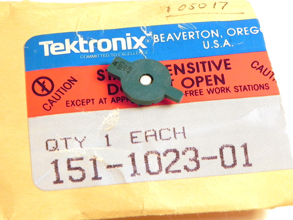 Tektronix 151-1023-01 Locking Device for Side Panels